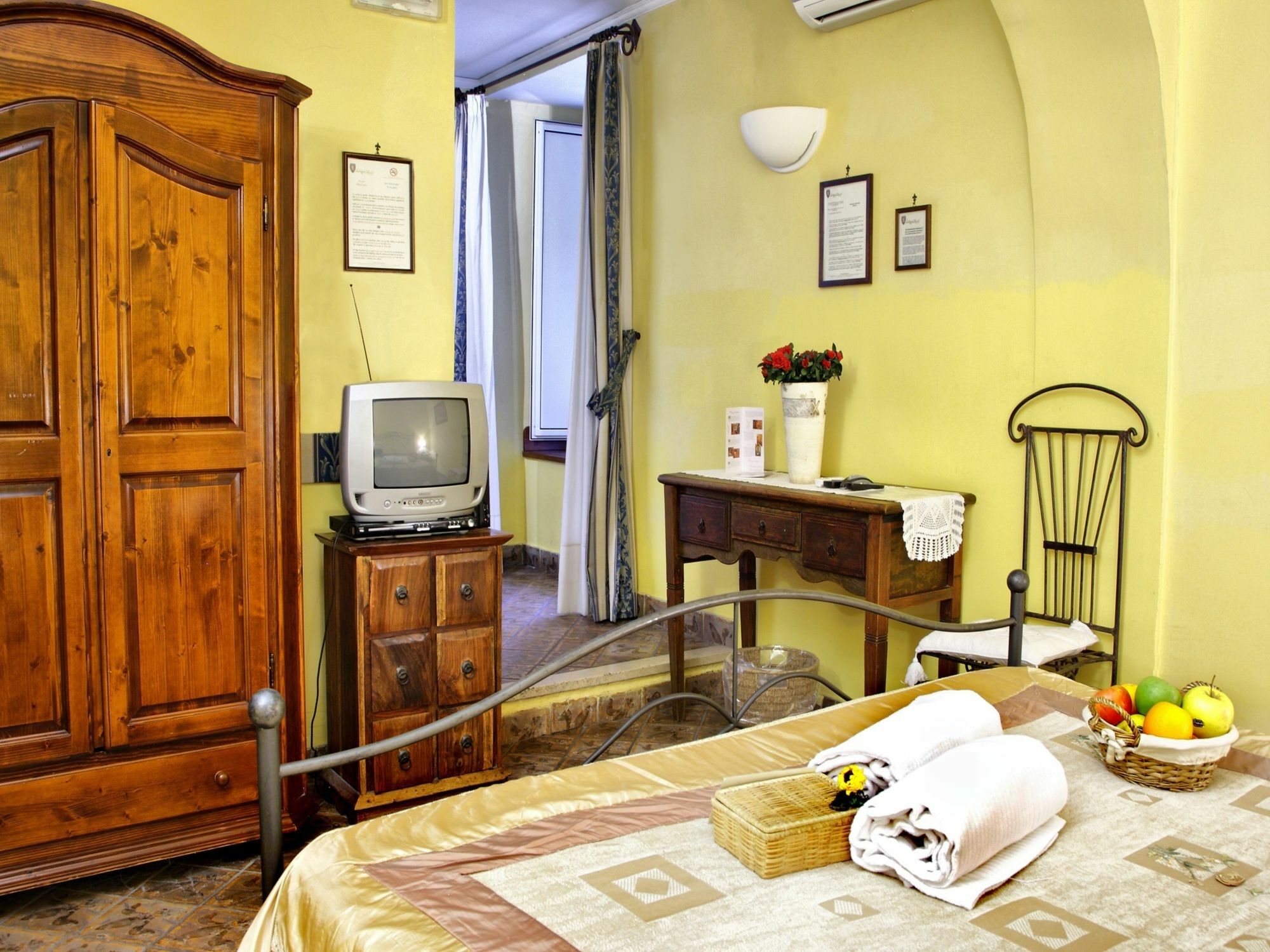 B&B L'Alloggio Dei Vassalli Неаполь Екстер'єр фото